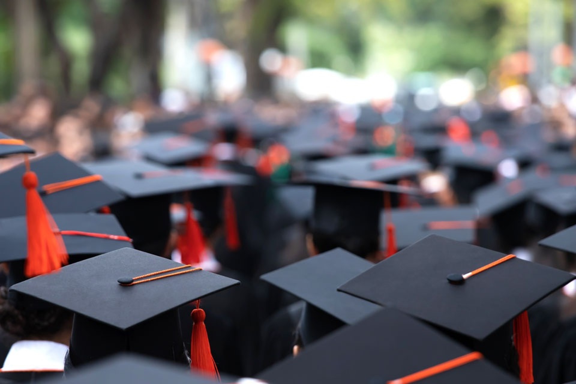 HG congratulate the graduate from university